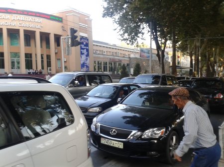 АКС: Таъмири роҳ дар чорроҳаи назди “Душанбе-Плаза” сабаби "пробка" шуд