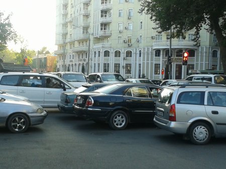 АКС: Таъмири роҳ дар чорроҳаи назди “Душанбе-Плаза” сабаби "пробка" шуд