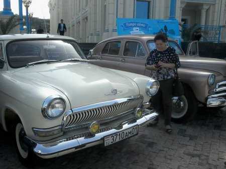 АКСУ ВИДЕО: Намоиши мошинҳои замони Сталину Хрушов дар Душанбе