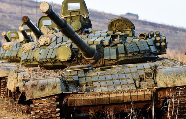 Русия ба пойгоҳи 201 танку “БТР”-ҳои нав оварду куҳнаҳоро бурд
