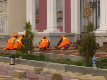 Аксҳо: Шиорҳои наврӯзӣ дар кӯчаву паскӯчаҳои Душанбе