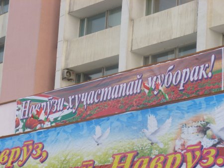 Аксҳо: Шиорҳои наврӯзӣ дар кӯчаву паскӯчаҳои Душанбе