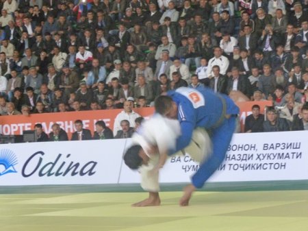 Аксу видео: Мухлисон бо пулис даст ба гиребон шуданд