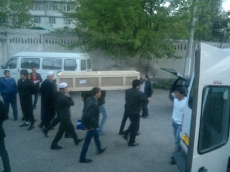 Аксҳо: Тобути муҳоҷири ванҷӣ ба Ватан оварда шуд