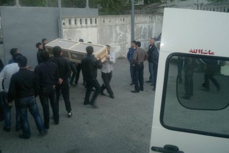 Аксҳо: Тобути муҳоҷири ванҷӣ ба Ватан оварда шуд