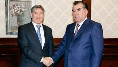Раҳмон дар мулоқоти як ба як аз фазои сиёсии Қирғизистон тавсиф кард
