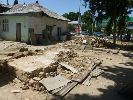 Тахриби манзили як сокини Ваҳдат бо "кран" ва шарҳи мақомот (АКС)