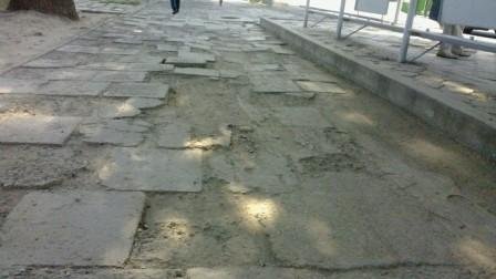(АКС) Чаро роҳҳои пиёдагарди навбунёд дар Душанбе зуд хароб мешаванд?