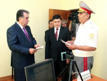 (АКС) Эмомалӣ Раҳмон шахсан имтиҳони ронандагӣ супурд