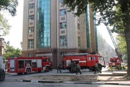 (АКС) Сӯхтор дар яке аз биноҳои навбунёд дар Душанбе