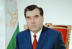 Президент ба масъулини фурудгоҳ мукофот дод