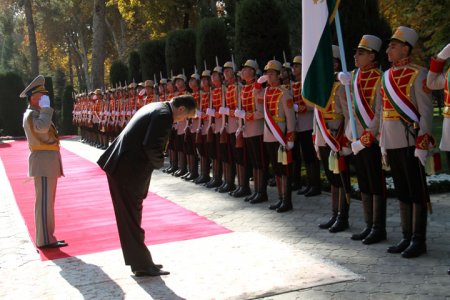 (АКС) Маросими савгандхӯрӣ аз дурбини аксбардорҳои президент