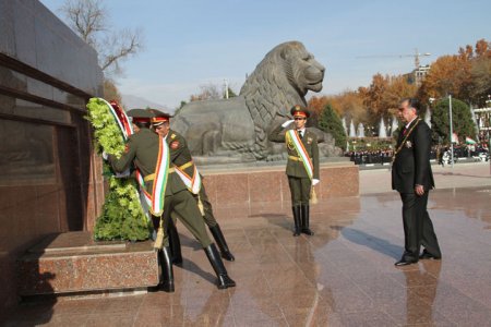 (АКС) Маросими савгандхӯрӣ аз дурбини аксбардорҳои президент