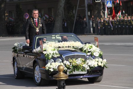 (АКС) Маросими савгандхӯрӣ аз дурбини аксбардорҳои президент