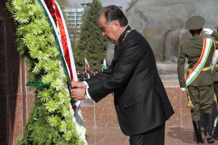 (АКС) Маросими савгандхӯрӣ аз дурбини аксбардорҳои президент