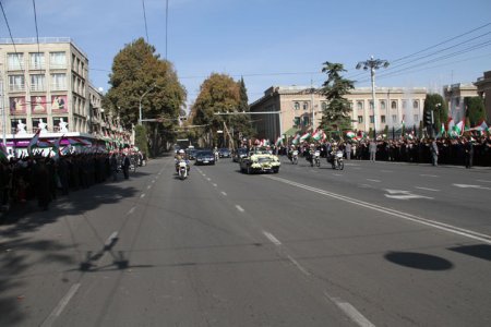 (АКС) Маросими савгандхӯрӣ аз дурбини аксбардорҳои президент