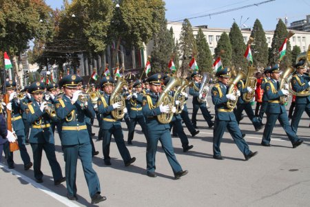 (АКС) Маросими савгандхӯрӣ аз дурбини аксбардорҳои президент