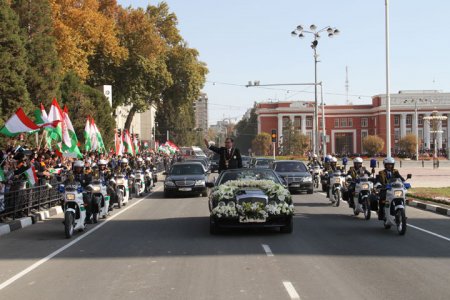 (АКС) Маросими савгандхӯрӣ аз дурбини аксбардорҳои президент