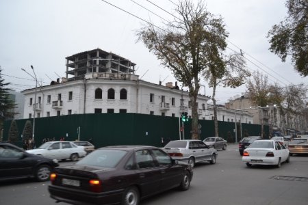 АКС: Вайрон кардани биноҳои қадимӣ дар маркази Душанбе