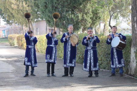 Кӯмаки низомиёни Амрико ба маъюбони тоҷик (АКС)