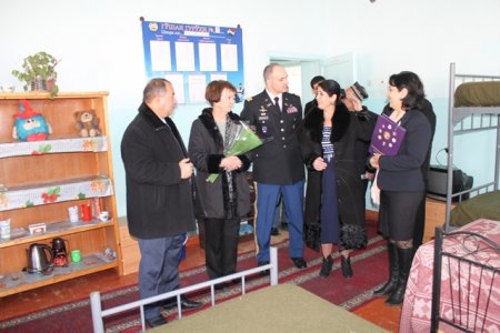 Кӯмаки низомиёни Амрико ба маъюбони тоҷик (АКС)