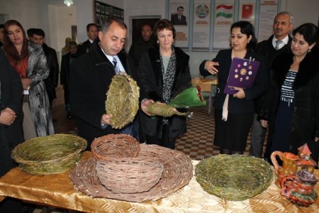 Кӯмаки низомиёни Амрико ба маъюбони тоҷик (АКС)
