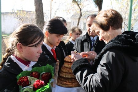Кӯмаки низомиёни Амрико ба маъюбони тоҷик (АКС)