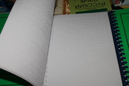 Кӯмаки низомиёни Амрико ба маъюбони тоҷик (АКС)