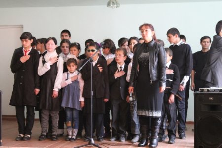 Кӯмаки низомиёни Амрико ба маъюбони тоҷик (АКС)