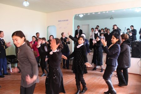 Кӯмаки низомиёни Амрико ба маъюбони тоҷик (АКС)