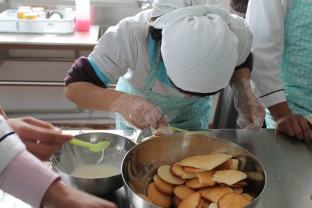 Кӯмаки низомиёни Амрико ба маъюбони тоҷик (АКС)