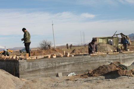 Ранг бину ҳол пурс. Саргардонии сокинони бехона дар сармо (Акс+Видео)