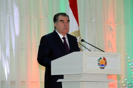 Ҳадя ва орзуи солинавии Эмомалӣ Раҳмон ба мактаббачагон