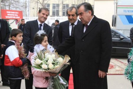 Ҳадя ва орзуи солинавии Эмомалӣ Раҳмон ба мактаббачагон