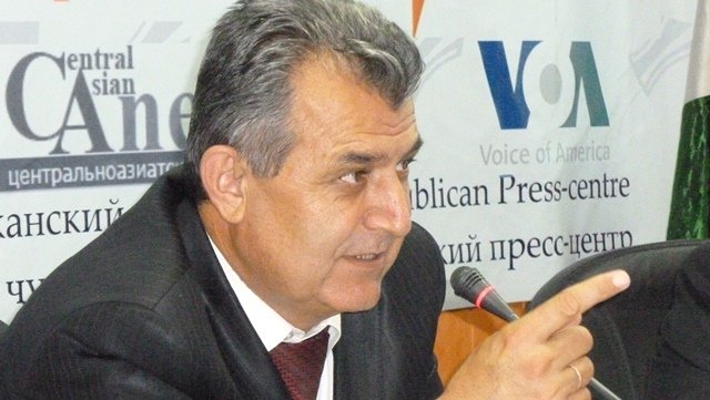 Ҷалолов: “Вазири маориф дар се ҳолат ҳуқуқи инсонро нақз кардааст”