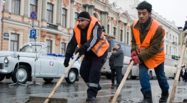 Раҷаби Мирзо: "Аз муҳоҷирон қаҳрамон сохтан чандон дуруст нест"