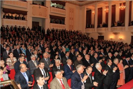 АКС: Эмомалӣ Раҳмон бо зиёиён дар бораи Наврӯз, интернет ва Википедия гуфт