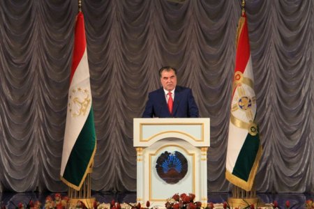 АКС: Эмомалӣ Раҳмон бо зиёиён дар бораи Наврӯз, интернет ва Википедия гуфт