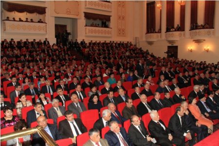АКС: Эмомалӣ Раҳмон бо зиёиён дар бораи Наврӯз, интернет ва Википедия гуфт