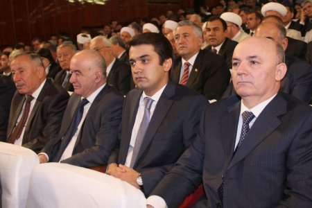 Паёми Эмомалӣ Раҳмон: “Натарсем, ки... фардо ҷавонон ҷои моро мегиранд” (АКС)