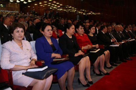 Паёми Эмомалӣ Раҳмон: “Натарсем, ки... фардо ҷавонон ҷои моро мегиранд” (АКС)