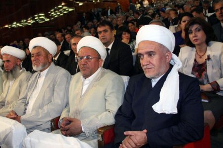 Паёми Эмомалӣ Раҳмон: “Натарсем, ки... фардо ҷавонон ҷои моро мегиранд” (АКС)