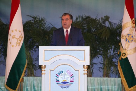 Паёми Эмомалӣ Раҳмон: “Натарсем, ки... фардо ҷавонон ҷои моро мегиранд” (АКС)