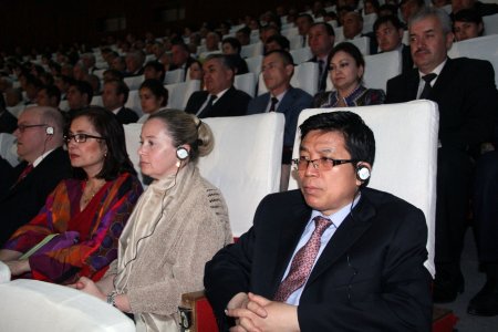 Паёми Эмомалӣ Раҳмон: “Натарсем, ки... фардо ҷавонон ҷои моро мегиранд” (АКС)