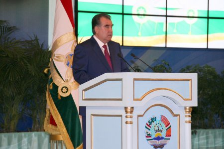 Паёми Эмомалӣ Раҳмон: “Натарсем, ки... фардо ҷавонон ҷои моро мегиранд” (АКС)