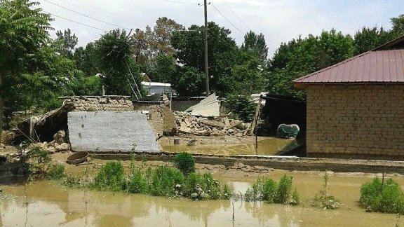 АКС: Даҳҳо манзили сокинони Қумсангир зери обу лой мондааст