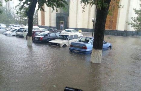 АКС: Борони шадид ва сел дар кӯчаҳои Тошканд