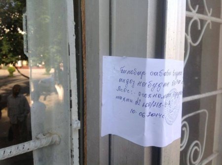 ВИДЕО: Ҳамла бо тухму помидор ба Муҳиддин Кабирӣ баъд аз мулоқоташ дар Кӯлоб