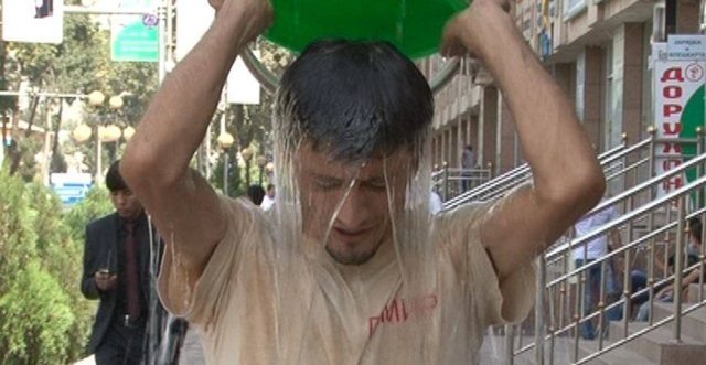 ВИДЕО: “Ice Bucket Challenge” дар Тоҷикистон. Кадоме аз чеҳраҳои саршинос ҳозир аст бар сари худ яхоб бирезад?