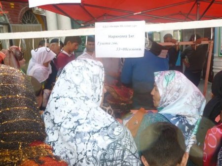 АКС: Ярмарка ва навбатпойӣ барои гӯшти 33-сомонӣ дар Душанбе